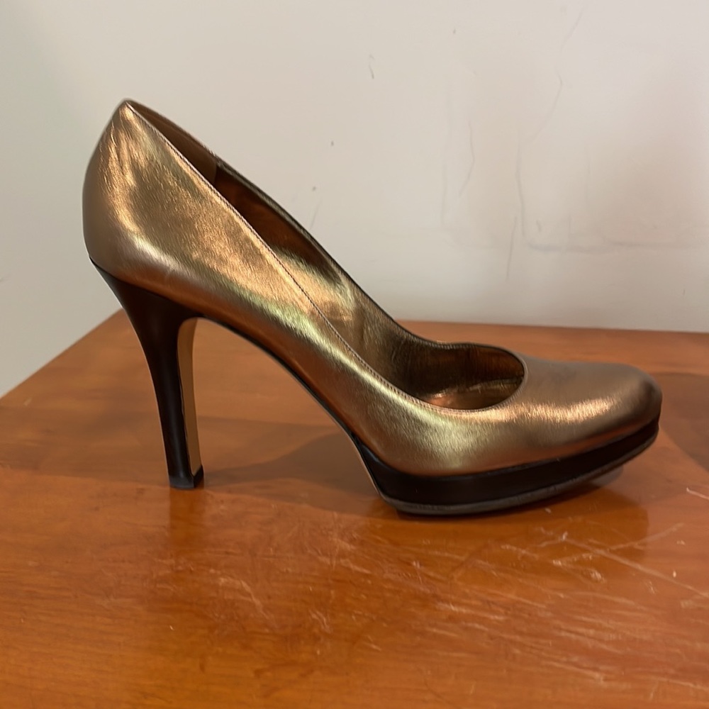 Gucci Gold Platform Pumps - Picture 2 of 7